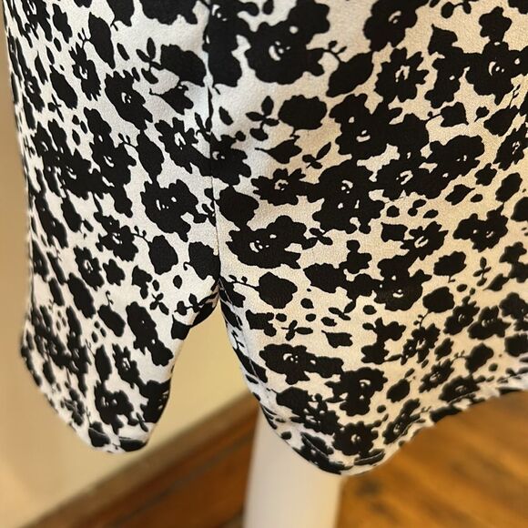 LOFT black white floral cap sleeve button back blouse Size S EUC - Picture 4 of 9